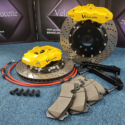 Big Brake Kit Customized Color 4-Kolben-Bremssattel geschlitzte oder gebohrte Scheiben