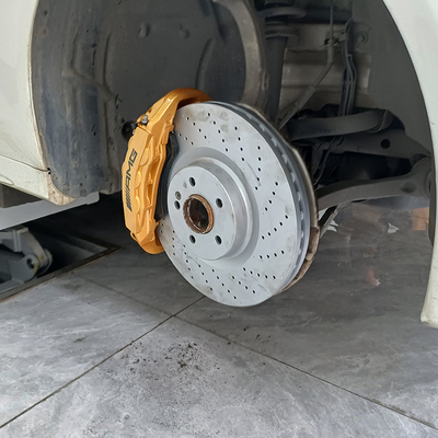Mercedes Benz C200 Autobremssättel Upgrade 6 Topfklatscher und 355 mm Scheiben